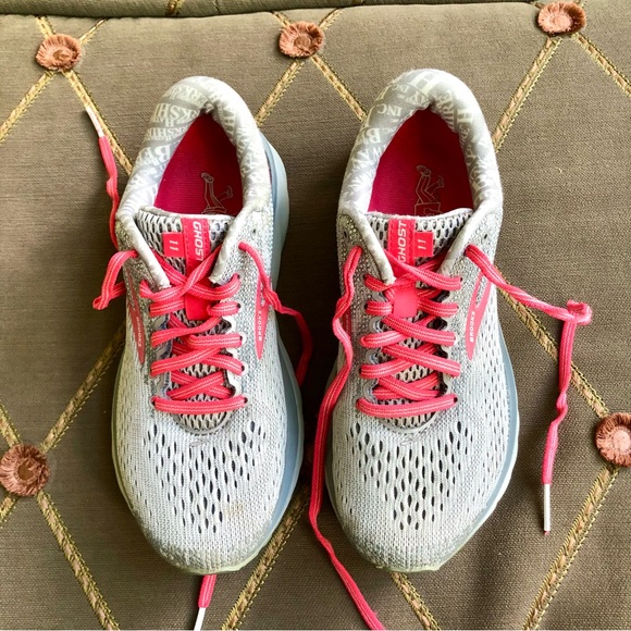 Brooks Ghost Sneakers 11 in Gray Fabric Upper and Pink Trim (7) - Picture 2 of 9
